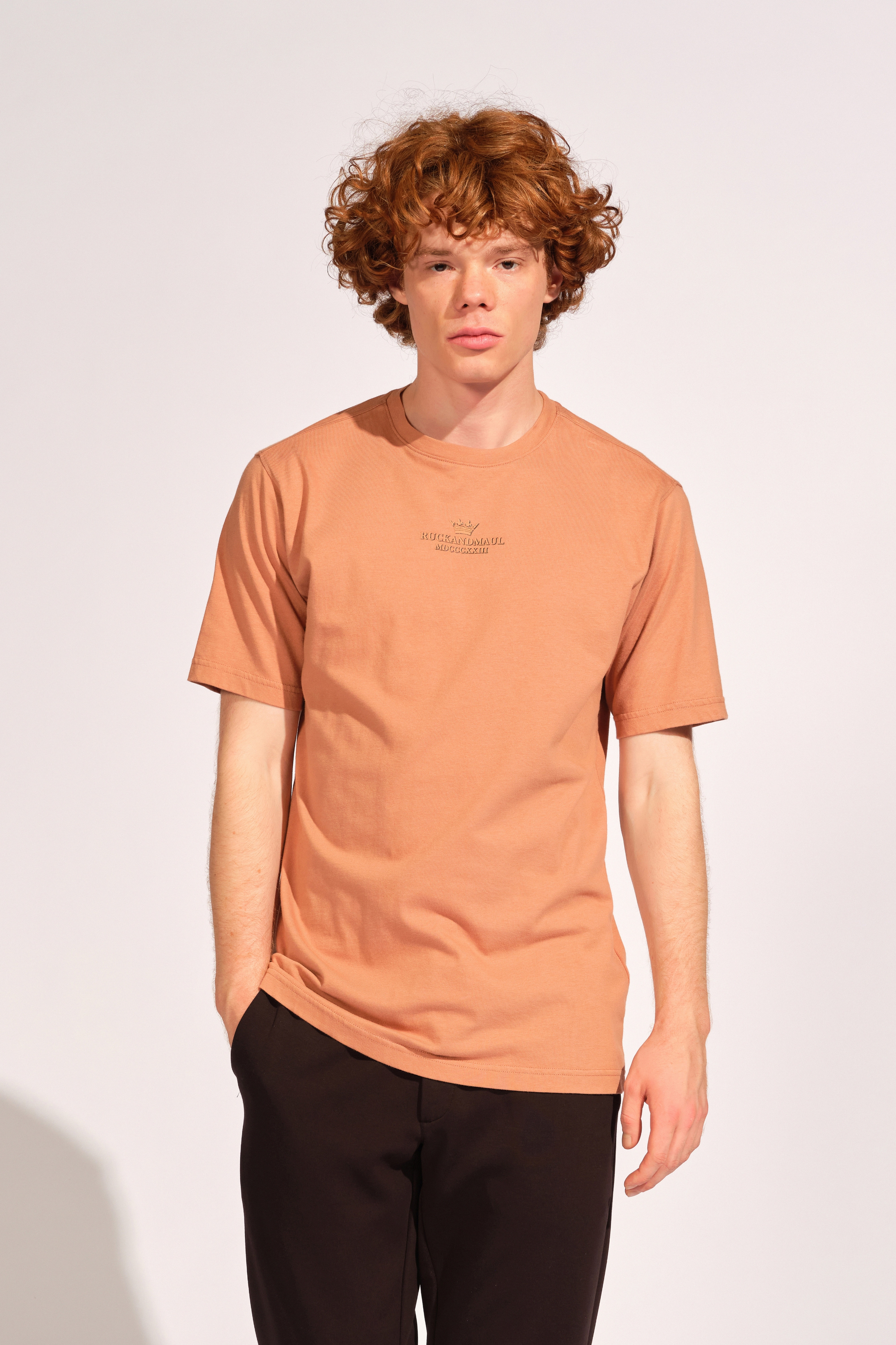 Dunkle Hautfarbe Mann T-shirt